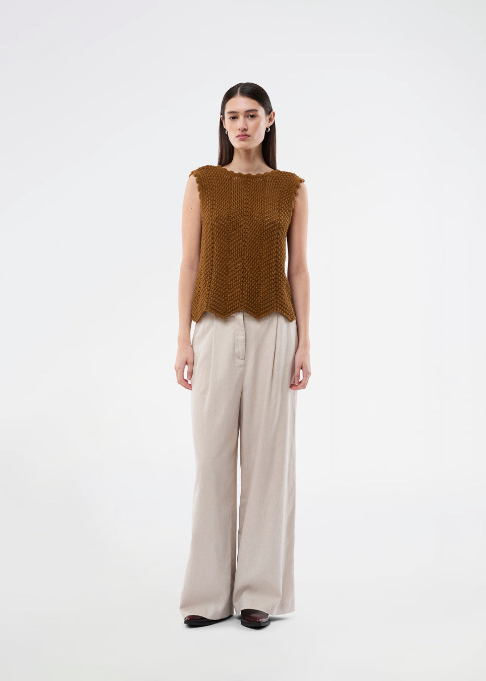 Hæklet top uden ærmer i multifarvet økologisk bomuld. CaryMD top har detaljerede kanter og en dyb v-udskæring på ryggen. 