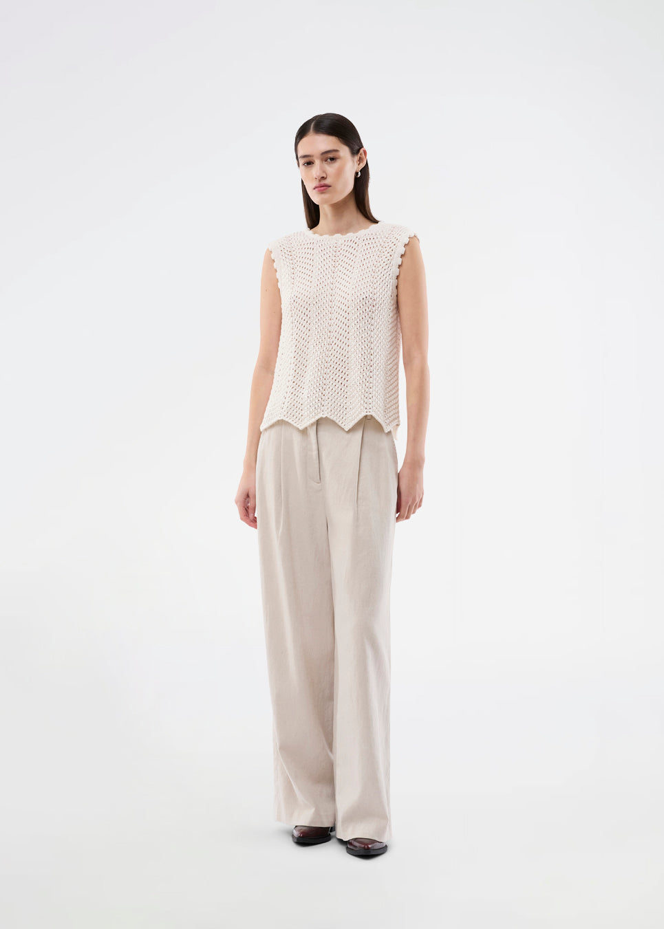 Hæklet top uden ærmer i multifarvet økologisk bomuld. CaryMD top har detaljerede kanter og en dyb v-udskæring på ryggen.