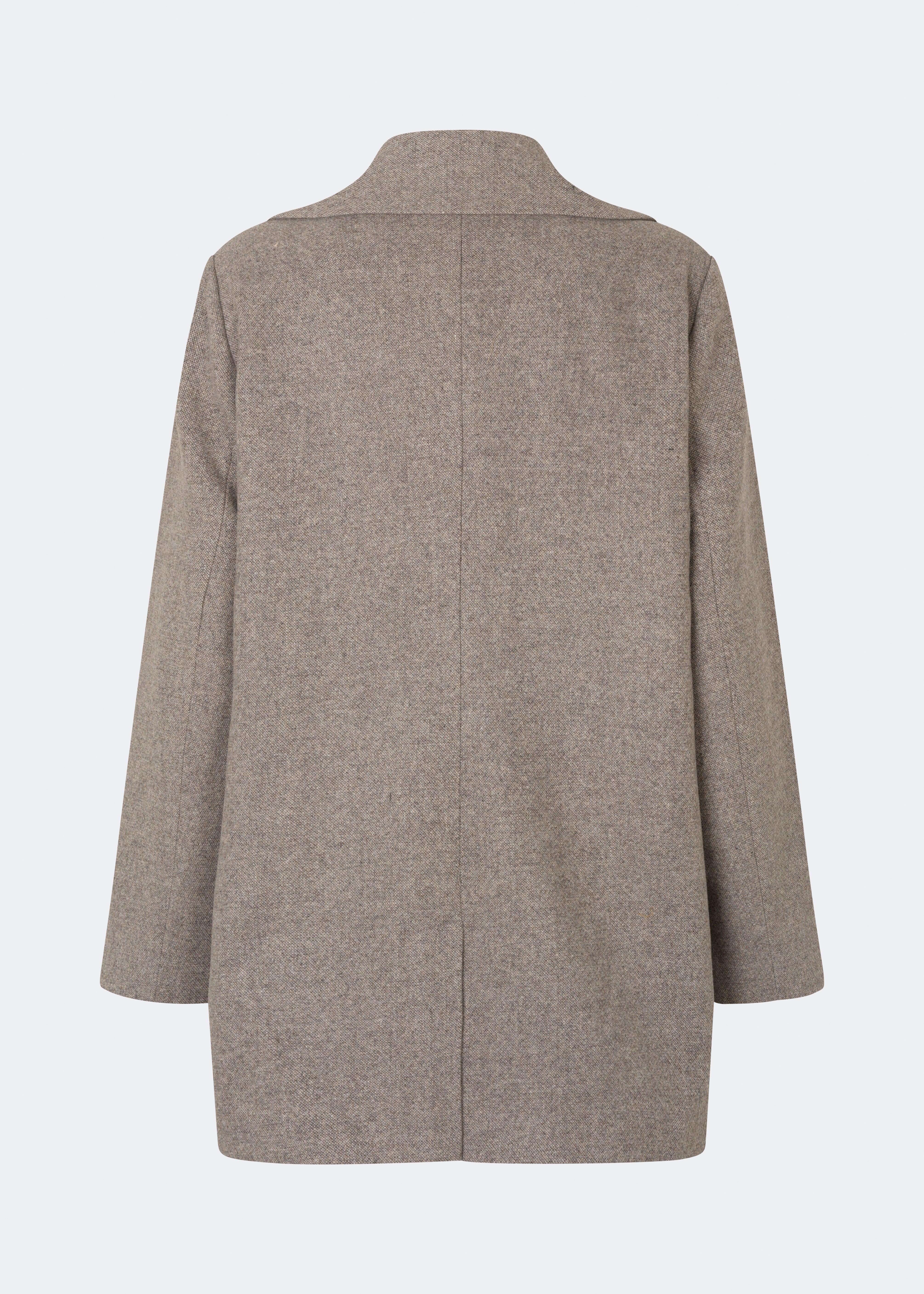 Cecarmd Jacket er en klassisk dobbeltradet jakke med en afslappet, oversized pasform. Designet er fuldendt med brede revers, klaplommer og en aftagelig blomsterbroche, som tilfører et feminint og dekorativt element. Den bløde uldblanding gør jakken ideel som overgangsjakke eller som et elegant lag over sæsonens strik og tailoring.