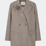 Cecarmd Jacket er en klassisk dobbeltradet jakke med en afslappet, oversized pasform. Designet er fuldendt med brede revers, klaplommer og en aftagelig blomsterbroche, som tilfører et feminint og dekorativt element. Den bløde uldblanding gør jakken ideel som overgangsjakke eller som et elegant lag over sæsonens strik og tailoring.