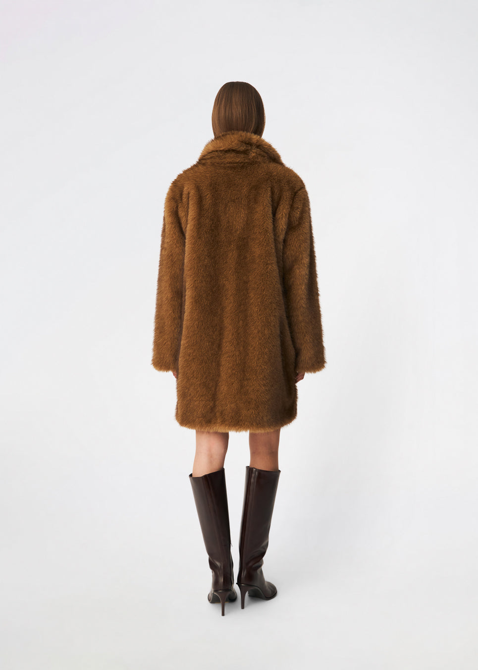 Tekstureret frakke i imiteret pels med bred krave, knaplukning, sidelommer og en lige, knælang silhuet. Brug den over en minikjole eller med jeans. Modellen er 175 cm høj og bruger størrelse S/36.