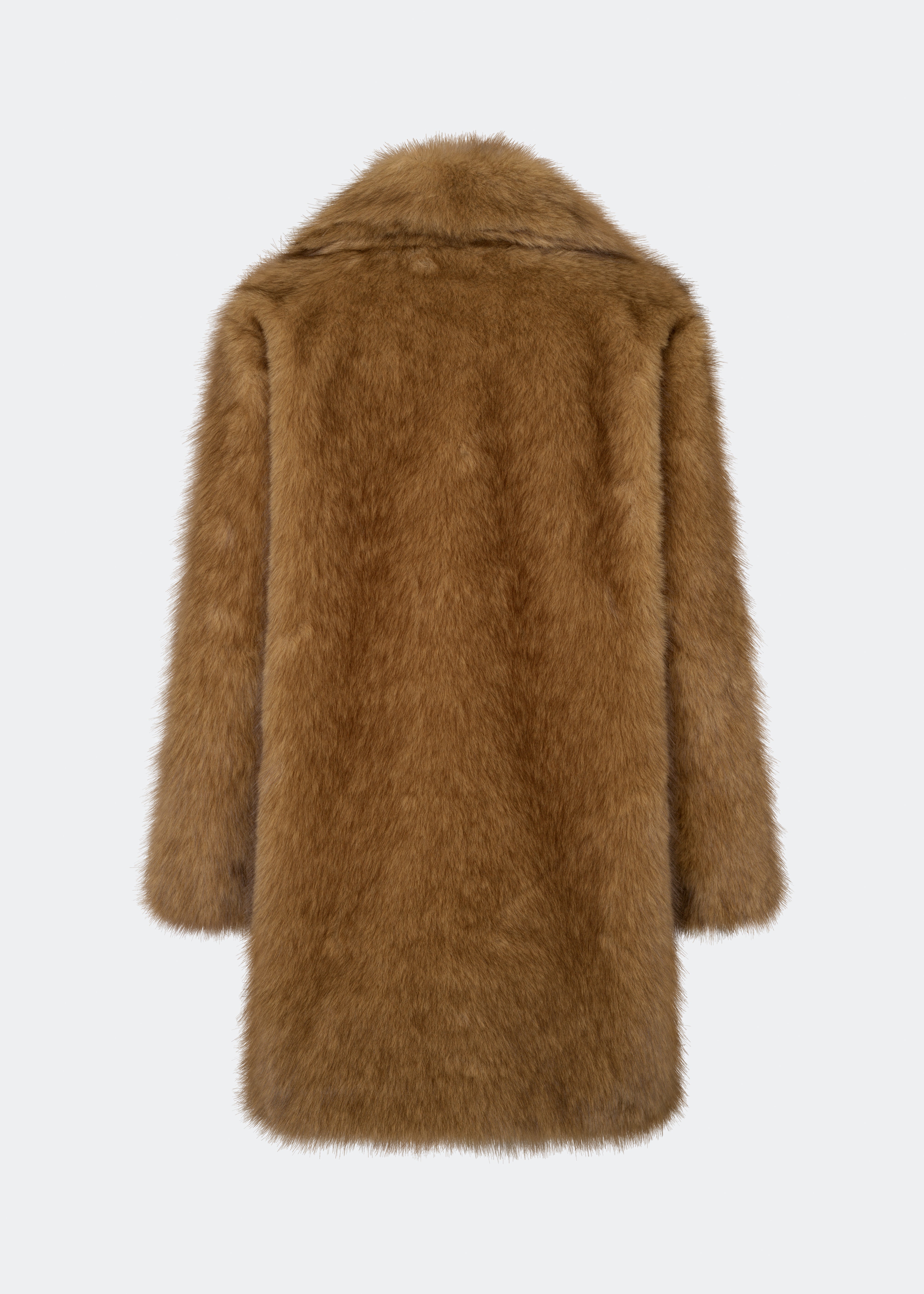 Tekstureret frakke i imiteret pels med bred krave, knaplukning, sidelommer og en lige, knælang silhuet. Brug den over en minikjole eller med jeans. Modellen er 175 cm høj og bruger størrelse S/36.