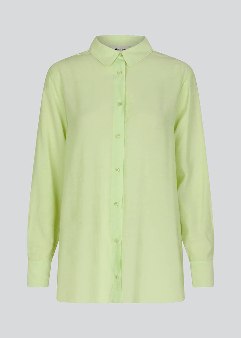 Løs skjorte i lys grøn med en afslappet pasform i materiale af EcoVero viskose. ChristopherMD shirt har krave, lange ærmer med machet og lukkes med knapper.