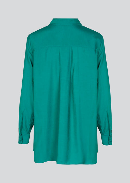 Løs skjorte i grøn med en afslappet pasform i materiale af EcoVero viskose. ChristopherMD shirt har krave, lange ærmer med machet og lukkes med knapper.