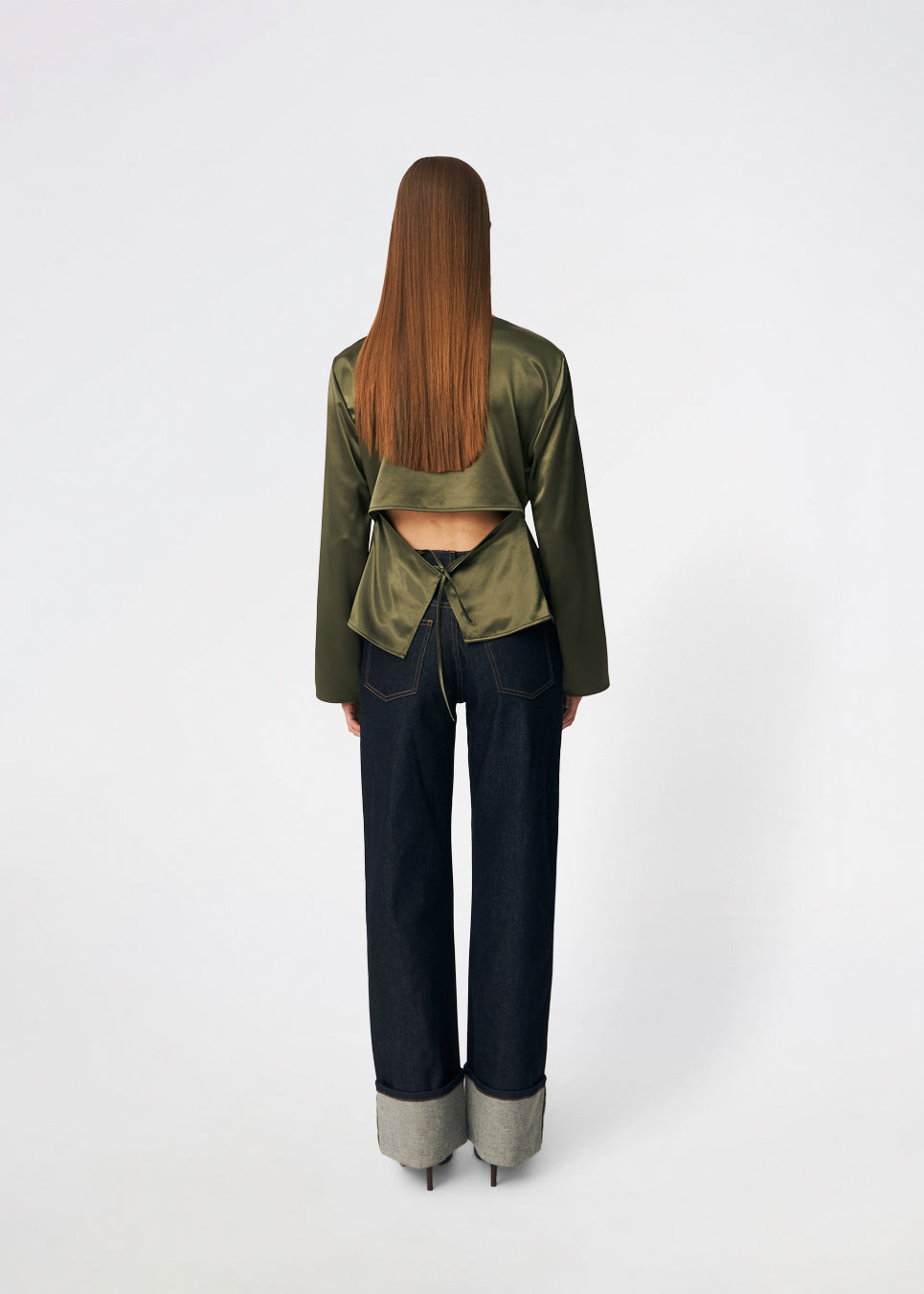 Elegant satinbluse med et feminint og moderne udtryk. Cianomd top er designet i en glansfuld satinkvalitet med lange ærmer, en bådudskæring og en dekorativ åben ryg med bindebånd, der tilfører et sofistikeret look. En stilfuld garderobefavorit, der passer perfekt til både skræddersyede bukser, jeans og festlige nederdele.