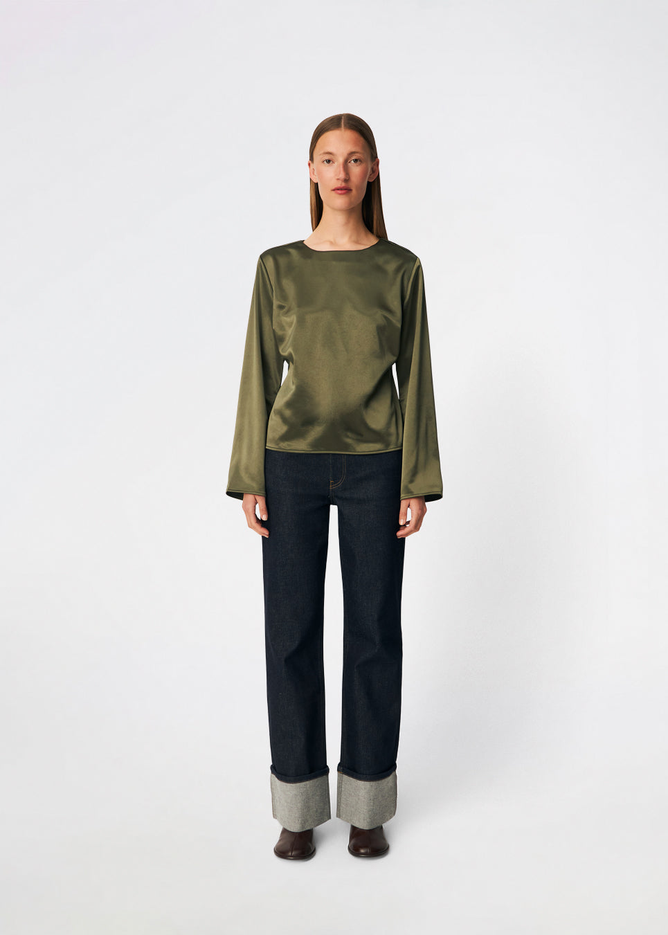 Elegant satinbluse med et feminint og moderne udtryk. Cianomd top er designet i en glansfuld satinkvalitet med lange ærmer, en bådudskæring og en dekorativ åben ryg med bindebånd, der tilfører et sofistikeret look. En stilfuld garderobefavorit, der passer perfekt til både skræddersyede bukser, jeans og festlige nederdele.