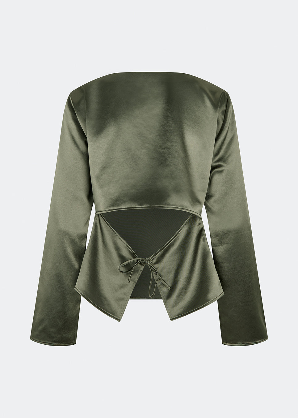 Elegant satinbluse med et feminint og moderne udtryk. Cianomd top er designet i en glansfuld satinkvalitet med lange ærmer, en bådudskæring og en dekorativ åben ryg med bindebånd, der tilfører et sofistikeret look. En stilfuld garderobefavorit, der passer perfekt til både skræddersyede bukser, jeans og festlige nederdele.