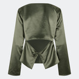 Elegant satinbluse med et feminint og moderne udtryk. Cianomd top er designet i en glansfuld satinkvalitet med lange ærmer, en bådudskæring og en dekorativ åben ryg med bindebånd, der tilfører et sofistikeret look. En stilfuld garderobefavorit, der passer perfekt til både skræddersyede bukser, jeans og festlige nederdele.