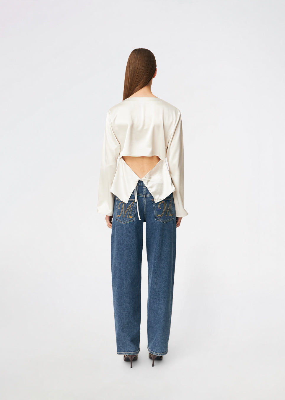 Elegant satinbluse med et feminint og moderne udtryk. Cianomd top er designet i en glansfuld satinkvalitet med lange ærmer, en bådudskæring og en dekorativ åben ryg med bindebånd, der tilfører et sofistikeret look. En stilfuld garderobefavorit, der passer perfekt til både skræddersyede bukser, jeans og festlige nederdele.