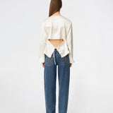 Elegant satinbluse med et feminint og moderne udtryk. Cianomd top er designet i en glansfuld satinkvalitet med lange ærmer, en bådudskæring og en dekorativ åben ryg med bindebånd, der tilfører et sofistikeret look. En stilfuld garderobefavorit, der passer perfekt til både skræddersyede bukser, jeans og festlige nederdele.