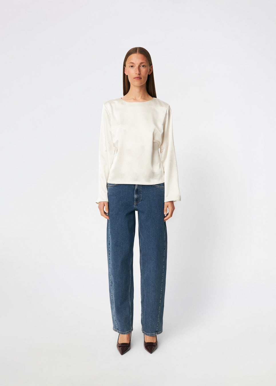Elegant satinbluse med et feminint og moderne udtryk. Cianomd top er designet i en glansfuld satinkvalitet med lange ærmer, en bådudskæring og en dekorativ åben ryg med bindebånd, der tilfører et sofistikeret look. En stilfuld garderobefavorit, der passer perfekt til både skræddersyede bukser, jeans og festlige nederdele.