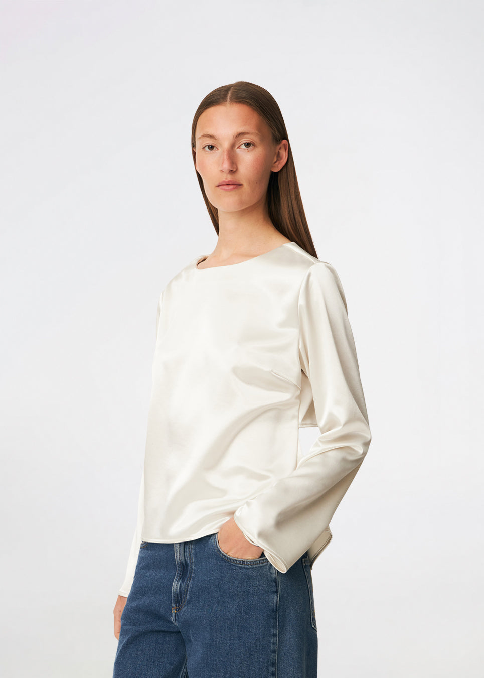Elegant satinbluse med et feminint og moderne udtryk. Cianomd top er designet i en glansfuld satinkvalitet med lange ærmer, en bådudskæring og en dekorativ åben ryg med bindebånd, der tilfører et sofistikeret look. En stilfuld garderobefavorit, der passer perfekt til både skræddersyede bukser, jeans og festlige nederdele.