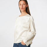 Elegant satinbluse med et feminint og moderne udtryk. Cianomd top er designet i en glansfuld satinkvalitet med lange ærmer, en bådudskæring og en dekorativ åben ryg med bindebånd, der tilfører et sofistikeret look. En stilfuld garderobefavorit, der passer perfekt til både skræddersyede bukser, jeans og festlige nederdele.
