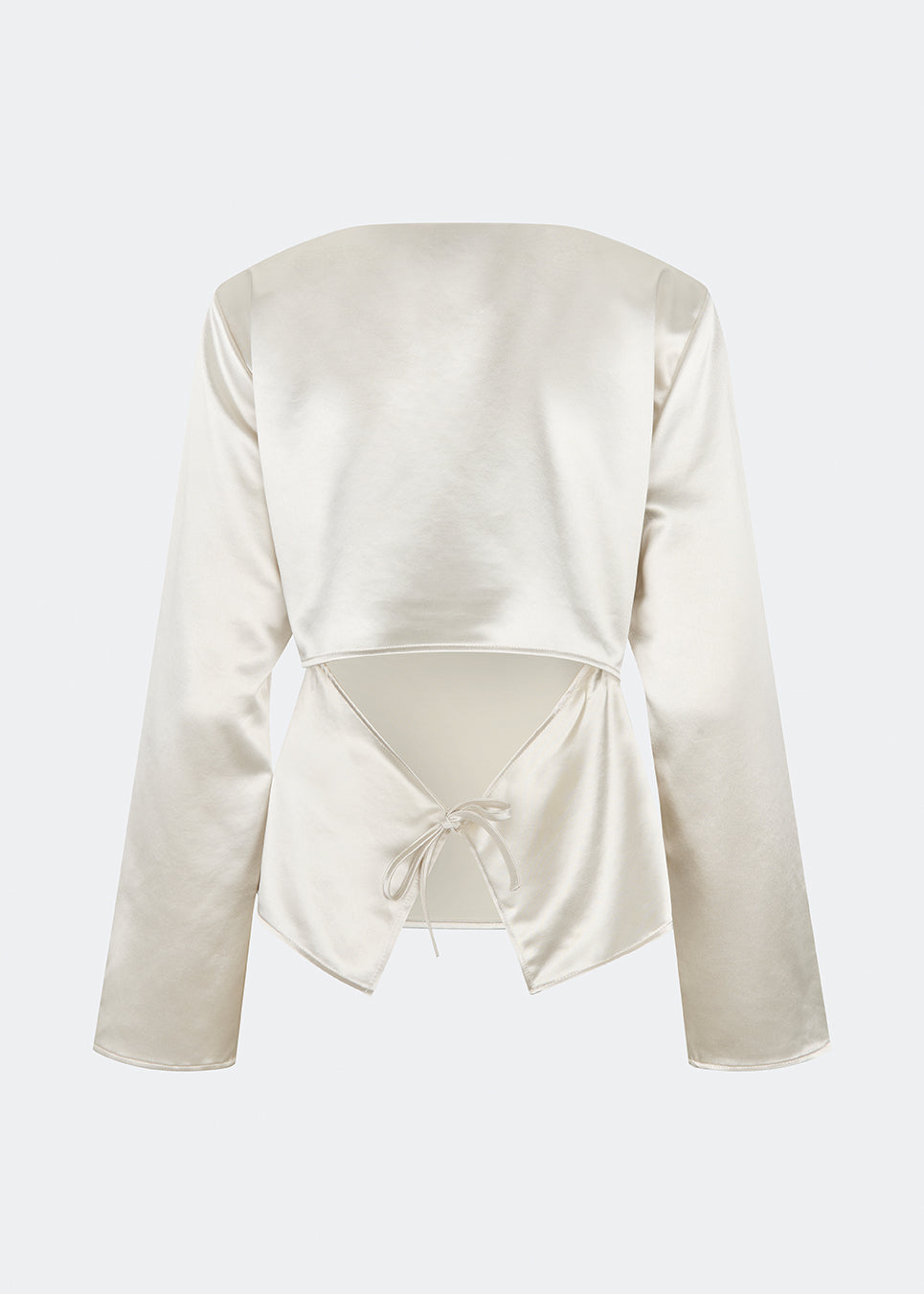 Elegant satinbluse med et feminint og moderne udtryk. Cianomd top er designet i en glansfuld satinkvalitet med lange ærmer, en bådudskæring og en dekorativ åben ryg med bindebånd, der tilfører et sofistikeret look. En stilfuld garderobefavorit, der passer perfekt til både skræddersyede bukser, jeans og festlige nederdele.