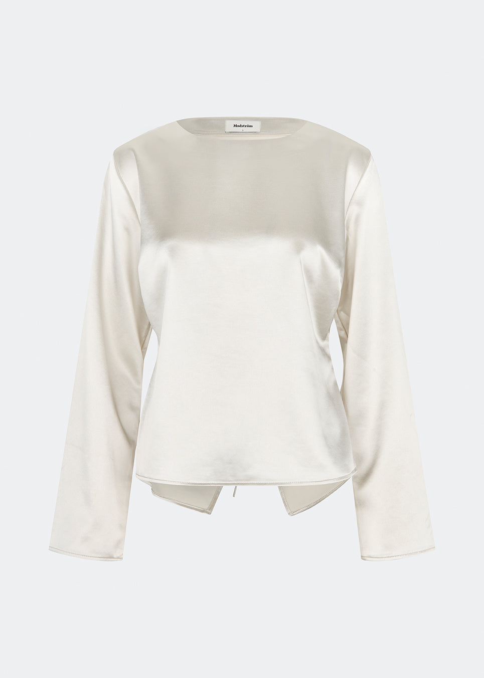 Elegant satinbluse med et feminint og moderne udtryk. Cianomd top er designet i en glansfuld satinkvalitet med lange ærmer, en bådudskæring og en dekorativ åben ryg med bindebånd, der tilfører et sofistikeret look. En stilfuld garderobefavorit, der passer perfekt til både skræddersyede bukser, jeans og festlige nederdele.