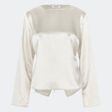 Elegant satinbluse med et feminint og moderne udtryk. Cianomd top er designet i en glansfuld satinkvalitet med lange ærmer, en bådudskæring og en dekorativ åben ryg med bindebånd, der tilfører et sofistikeret look. En stilfuld garderobefavorit, der passer perfekt til både skræddersyede bukser, jeans og festlige nederdele.
