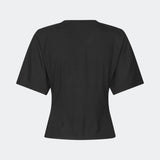 Klassisk T-shirt i en blød og komfortabel kvalitet. Ciliane T-shirt har en let figursyet silhuet med rund halsudskæring, korte ærmer og et enkelt, tidløst design. Den rene finish gør den til en alsidig garderobefavorit, der fungerer perfekt alene eller som et lag under jakker, strik og blazere.