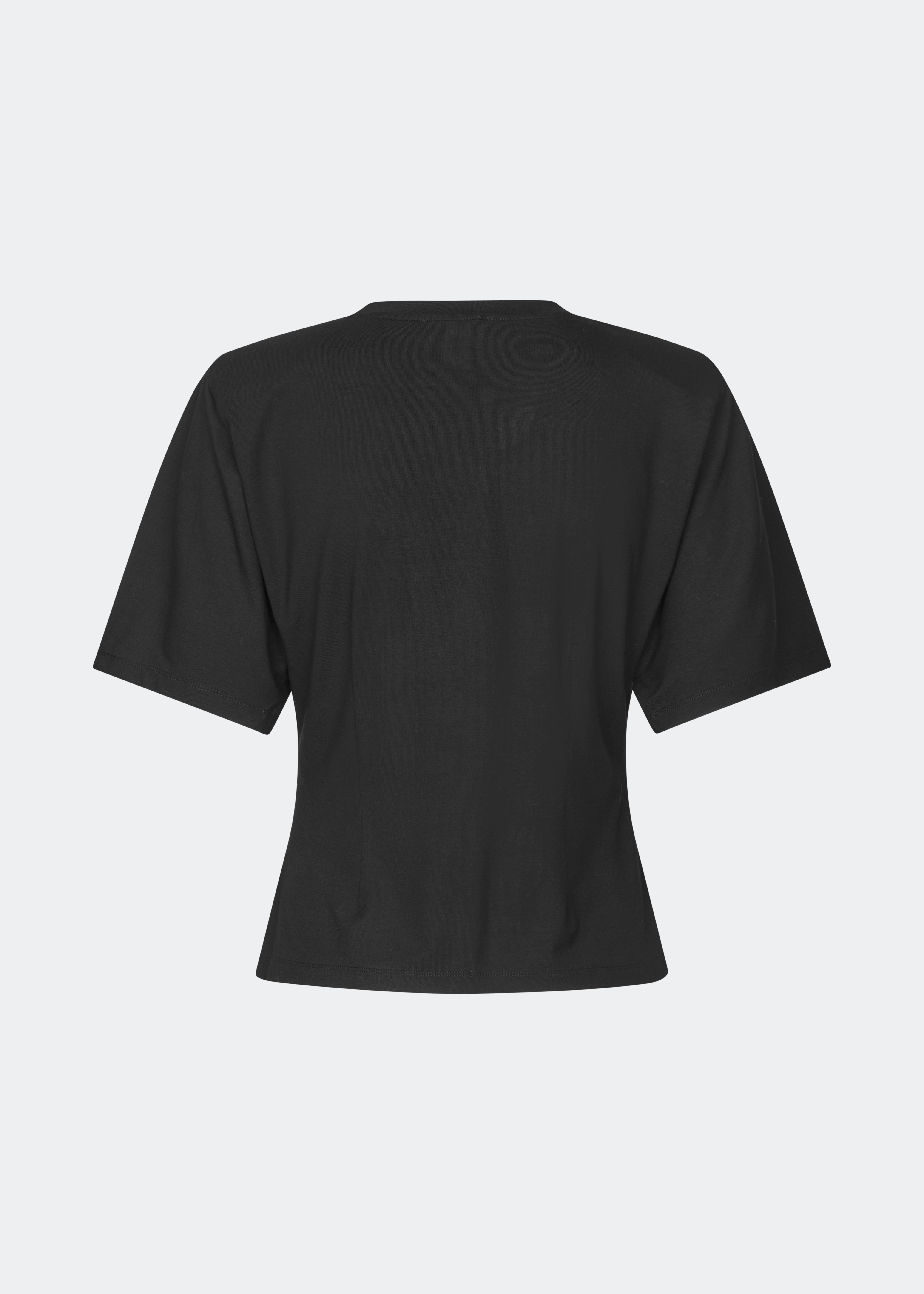 Klassisk T-shirt i en blød og komfortabel kvalitet. Ciliane T-shirt har en let figursyet silhuet med rund halsudskæring, korte ærmer og et enkelt, tidløst design. Den rene finish gør den til en alsidig garderobefavorit, der fungerer perfekt alene eller som et lag under jakker, strik og blazere.