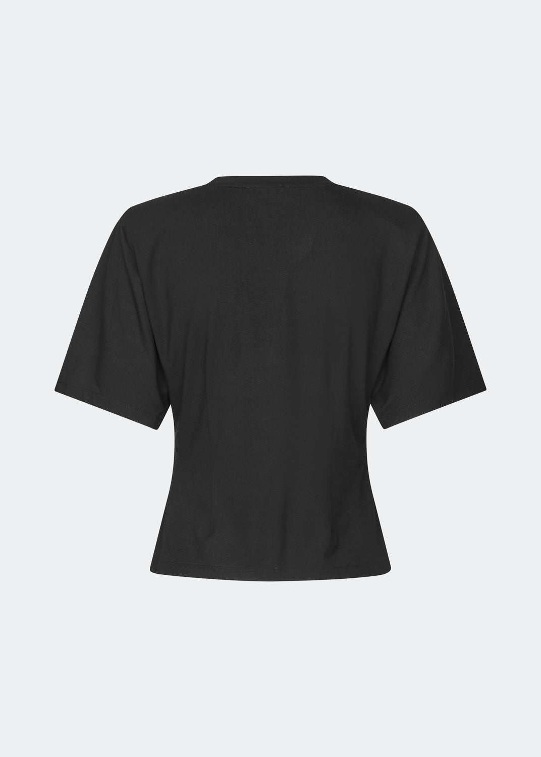 Klassisk T-shirt i en blød og komfortabel kvalitet. Ciliane T-shirt har en let figursyet silhuet med rund halsudskæring, korte ærmer og et enkelt, tidløst design. Den rene finish gør den til en alsidig garderobefavorit, der fungerer perfekt alene eller som et lag under jakker, strik og blazere.