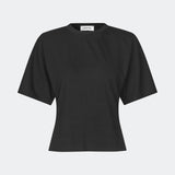 Klassisk T-shirt i en blød og komfortabel kvalitet. Ciliane T-shirt har en let figursyet silhuet med rund halsudskæring, korte ærmer og et enkelt, tidløst design. Den rene finish gør den til en alsidig garderobefavorit, der fungerer perfekt alene eller som et lag under jakker, strik og blazere.