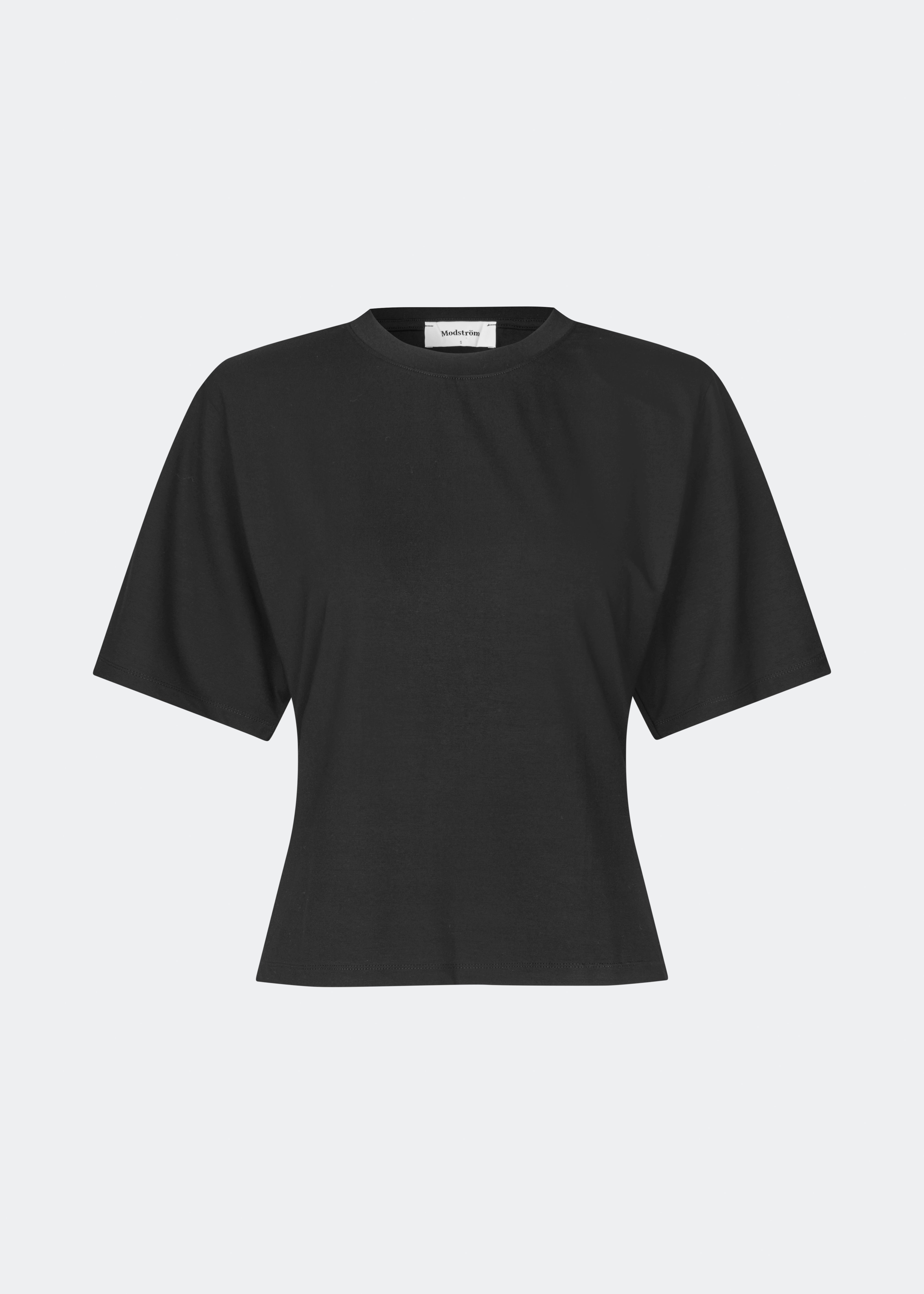 Klassisk T-shirt i en blød og komfortabel kvalitet. Ciliane T-shirt har en let figursyet silhuet med rund halsudskæring, korte ærmer og et enkelt, tidløst design. Den rene finish gør den til en alsidig garderobefavorit, der fungerer perfekt alene eller som et lag under jakker, strik og blazere.
