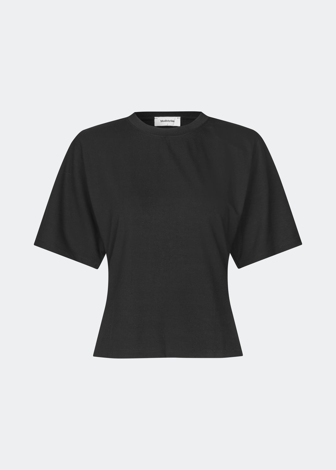 Klassisk T-shirt i en blød og komfortabel kvalitet. Ciliane T-shirt har en let figursyet silhuet med rund halsudskæring, korte ærmer og et enkelt, tidløst design. Den rene finish gør den til en alsidig garderobefavorit, der fungerer perfekt alene eller som et lag under jakker, strik og blazere.