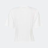 Klassisk T-shirt i en blød og komfortabel kvalitet. Ciliane T-shirt har en let figursyet silhuet med rund halsudskæring, korte ærmer og et enkelt, tidløst design. Den rene finish gør den til en alsidig garderobefavorit, der fungerer perfekt alene eller som et lag under jakker, strik og blazere.