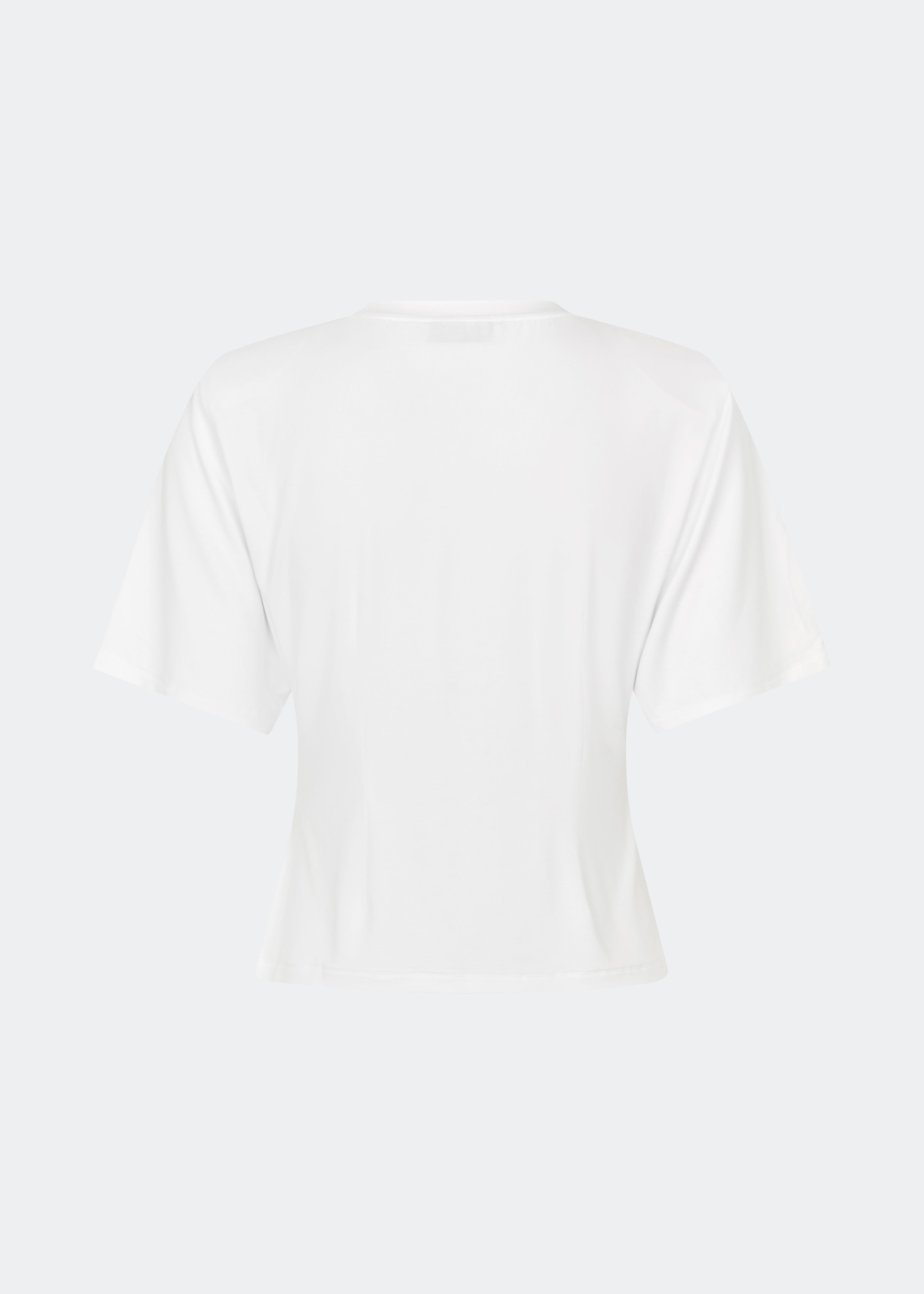 Klassisk T-shirt i en blød og komfortabel kvalitet. Ciliane T-shirt har en let figursyet silhuet med rund halsudskæring, korte ærmer og et enkelt, tidløst design. Den rene finish gør den til en alsidig garderobefavorit, der fungerer perfekt alene eller som et lag under jakker, strik og blazere.