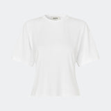 Klassisk T-shirt i en blød og komfortabel kvalitet. Ciliane T-shirt har en let figursyet silhuet med rund halsudskæring, korte ærmer og et enkelt, tidløst design. Den rene finish gør den til en alsidig garderobefavorit, der fungerer perfekt alene eller som et lag under jakker, strik og blazere.