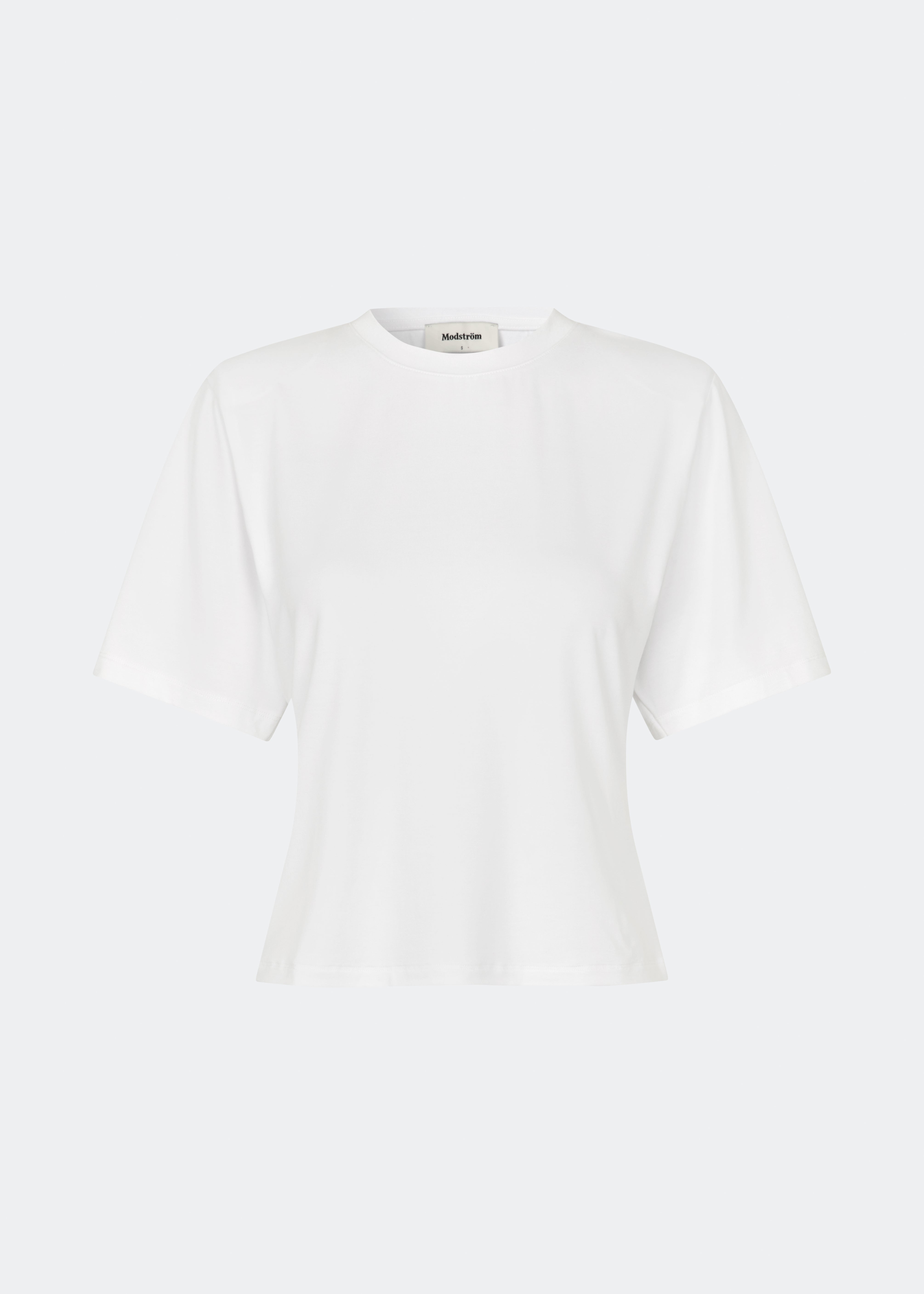Klassisk T-shirt i en blød og komfortabel kvalitet. Ciliane T-shirt har en let figursyet silhuet med rund halsudskæring, korte ærmer og et enkelt, tidløst design. Den rene finish gør den til en alsidig garderobefavorit, der fungerer perfekt alene eller som et lag under jakker, strik og blazere.