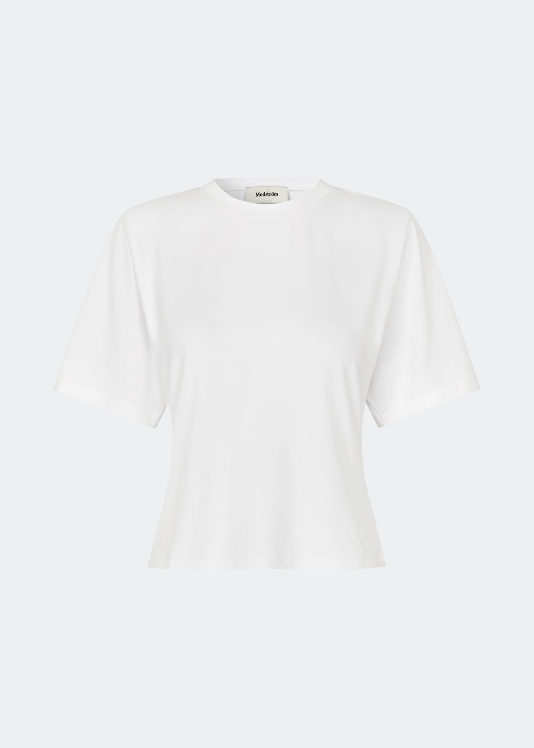 Klassisk T-shirt i en blød og komfortabel kvalitet. Ciliane T-shirt har en let figursyet silhuet med rund halsudskæring, korte ærmer og et enkelt, tidløst design. Den rene finish gør den til en alsidig garderobefavorit, der fungerer perfekt alene eller som et lag under jakker, strik og blazere.