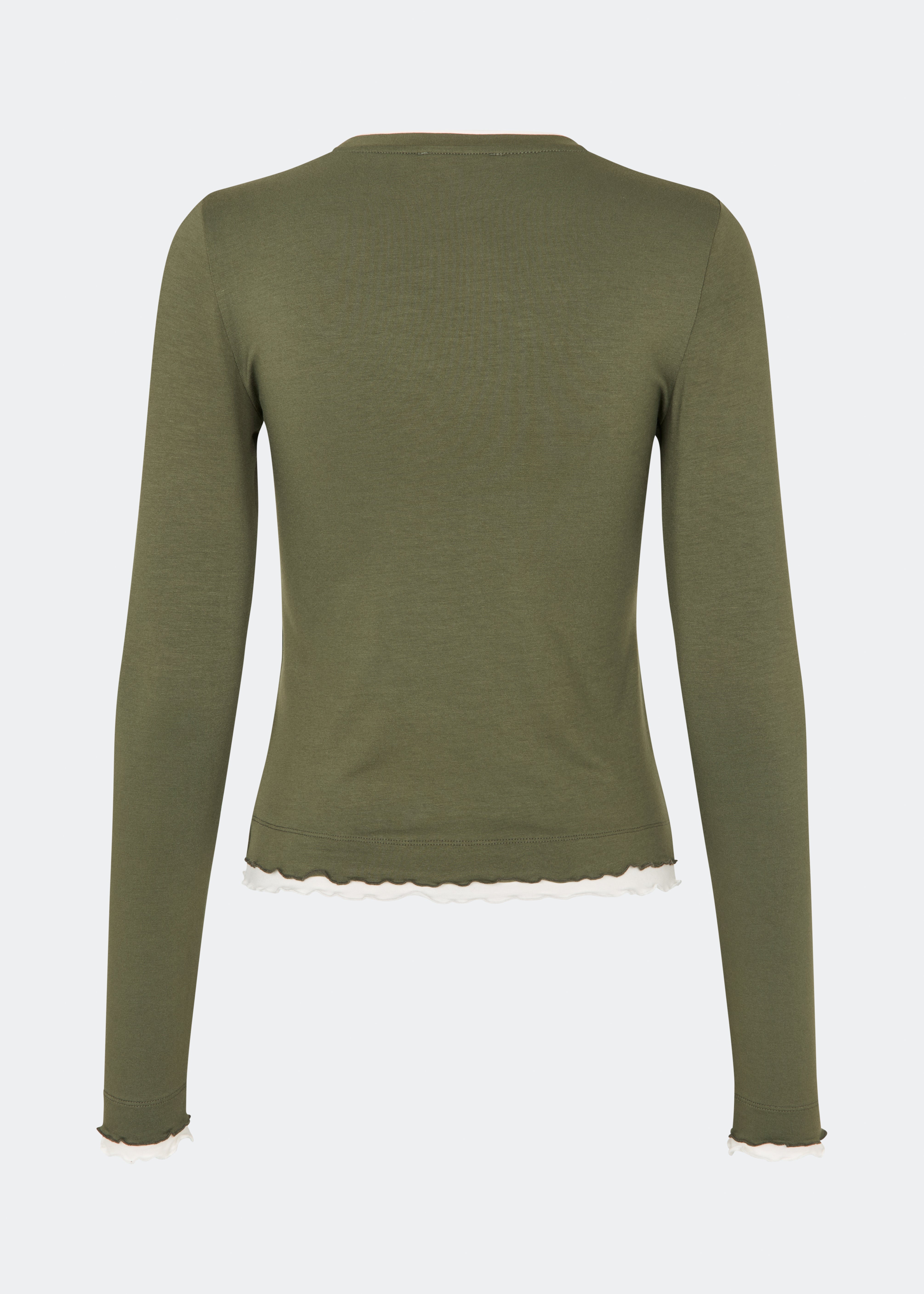 Langærmet T-shirt i en blød og komfortabel kvalitet. CiljaMD LS T-shirt har en tætsiddende silhuet med rund halsudskæring og dekorative kontrastkanter ved hals, manchetter og forneden, som skaber en lag-på-lag-effekt. De bølgede afslutninger tilfører et feminint touch til det enkle design, hvilket gør den perfekt både alene og som et lag under strik, skjorter eller jakker.