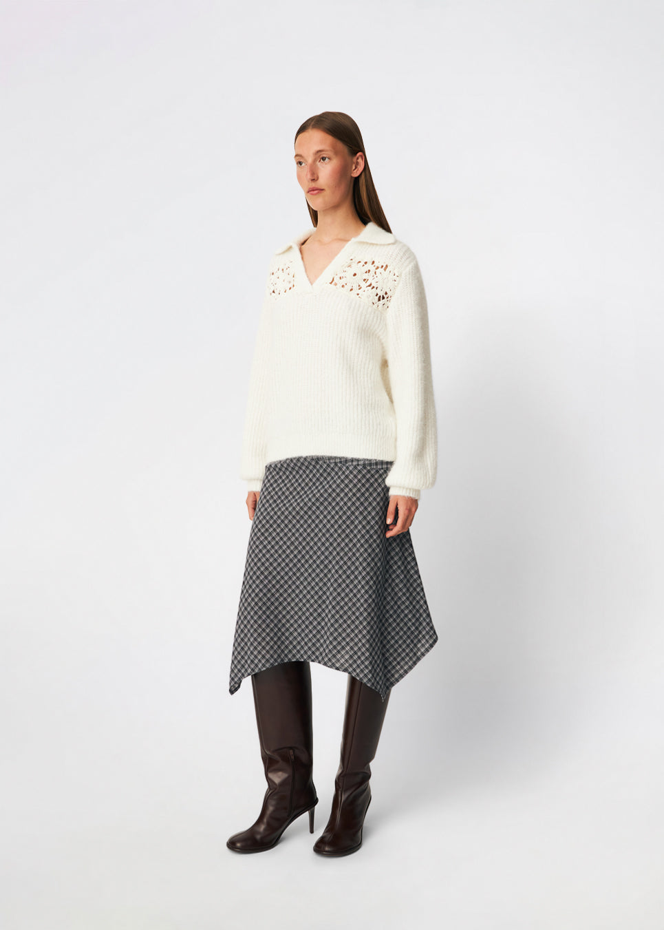 Blød og feminin strikbluse med fine hæklede detaljer. Cillamd V-neck er designet med en afslappet pasform, V-hals med bred krave og dekorative hæklede paneler over skuldrene, der tilfører et romantisk udtryk. De voluminøse ærmer og den bløde strikkvalitet gør den til en komfortabel garderobefavorit, der nemt kan styles til både jeans, skræddersyede bukser og nederdele