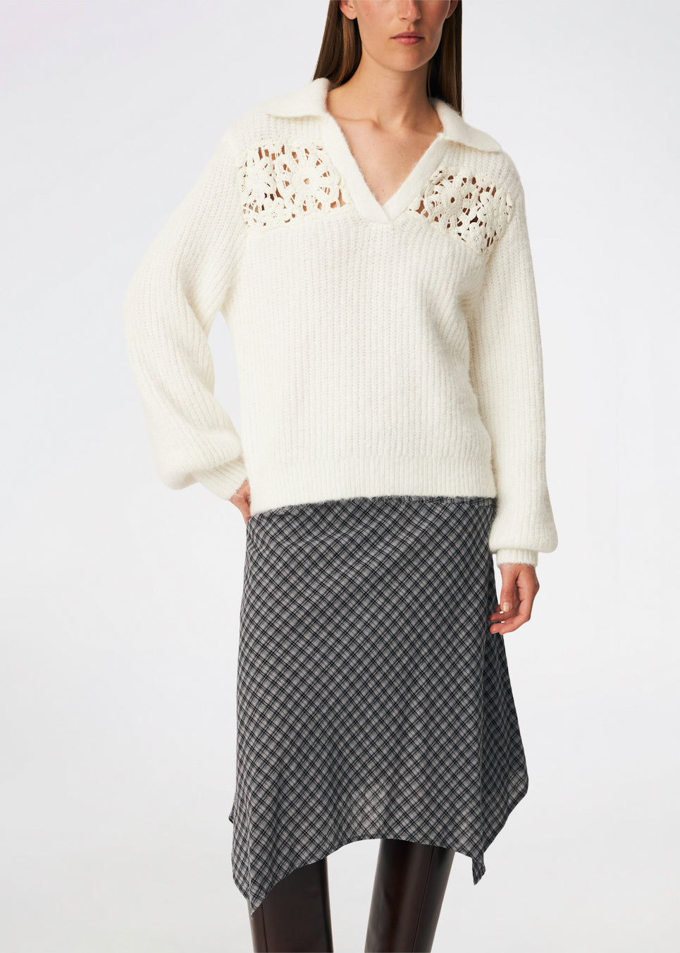 Blød og feminin strikbluse med fine hæklede detaljer. Cillamd V-neck er designet med en afslappet pasform, V-hals med bred krave og dekorative hæklede paneler over skuldrene, der tilfører et romantisk udtryk. De voluminøse ærmer og den bløde strikkvalitet gør den til en komfortabel garderobefavorit, der nemt kan styles til både jeans, skræddersyede bukser og nederdele.
