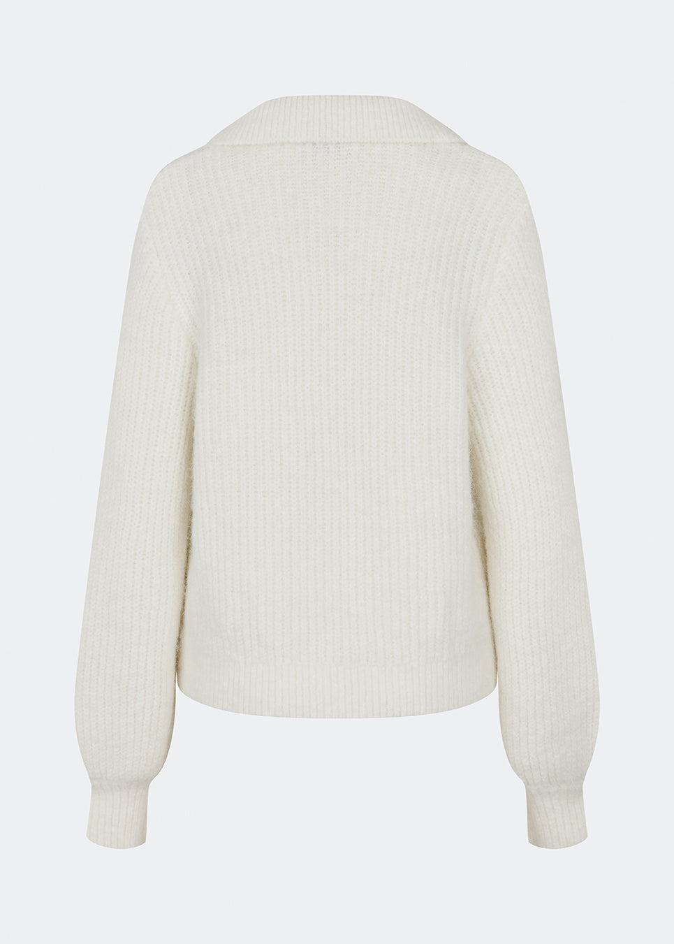 Blød og feminin strikbluse med fine hæklede detaljer. Cillamd V-neck er designet med en afslappet pasform, V-hals med bred krave og dekorative hæklede paneler over skuldrene, der tilfører et romantisk udtryk. De voluminøse ærmer og den bløde strikkvalitet gør den til en komfortabel garderobefavorit, der nemt kan styles til både jeans, skræddersyede bukser og nederdele.
