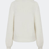 Blød og feminin strikbluse med fine hæklede detaljer. Cillamd V-neck er designet med en afslappet pasform, V-hals med bred krave og dekorative hæklede paneler over skuldrene, der tilfører et romantisk udtryk. De voluminøse ærmer og den bløde strikkvalitet gør den til en komfortabel garderobefavorit, der nemt kan styles til både jeans, skræddersyede bukser og nederdele.
