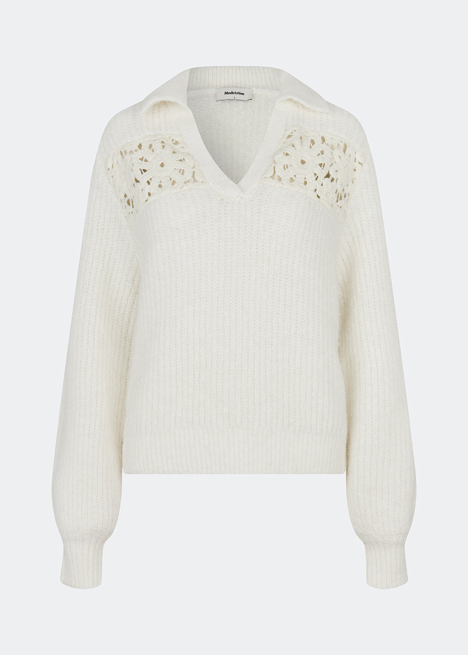 Blød og feminin strikbluse med fine hæklede detaljer. Cillamd V-neck er designet med en afslappet pasform, V-hals med bred krave og dekorative hæklede paneler over skuldrene, der tilfører et romantisk udtryk. De voluminøse ærmer og den bløde strikkvalitet gør den til en komfortabel garderobefavorit, der nemt kan styles til både jeans, skræddersyede bukser og nederdele.
