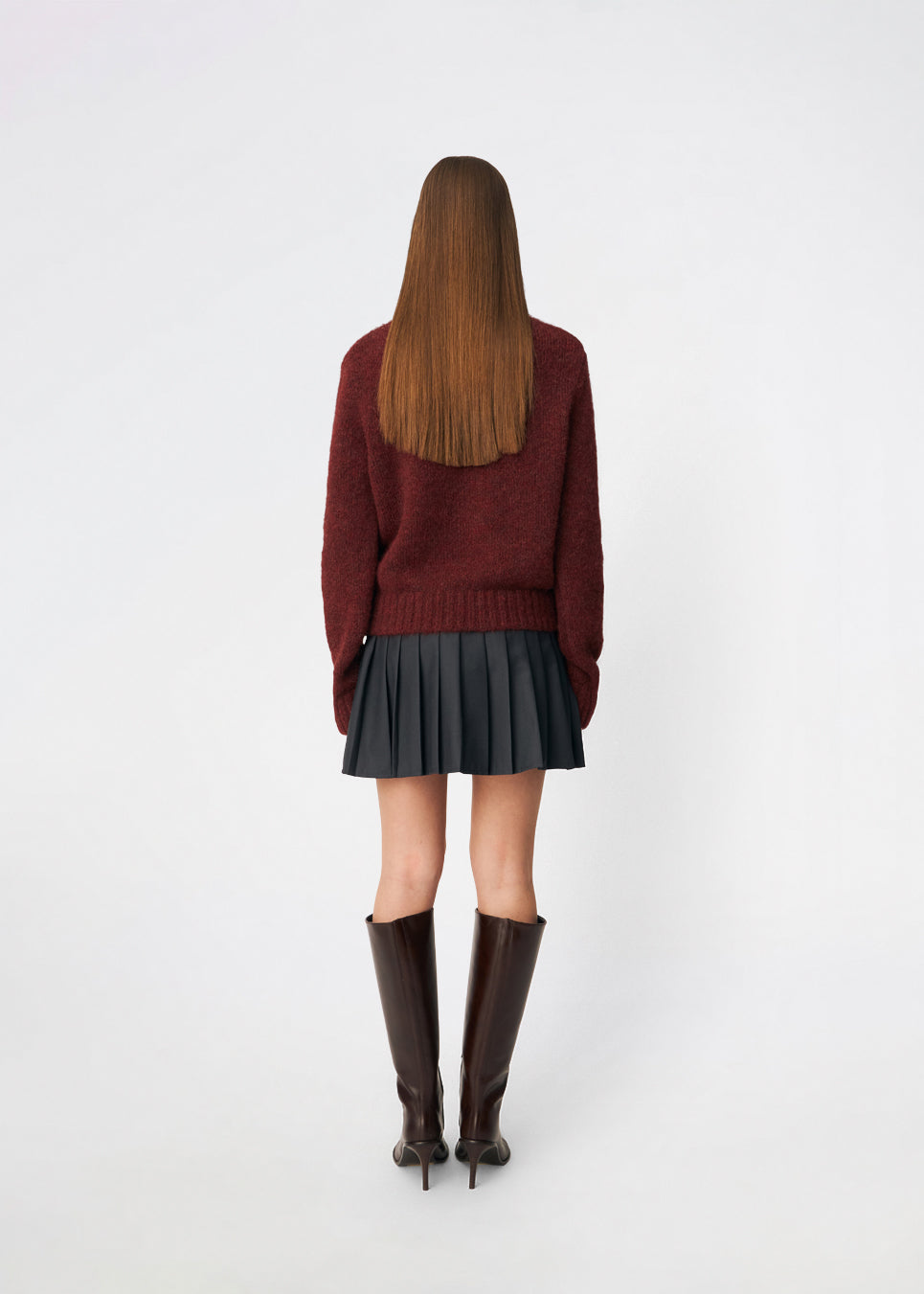 Plisseret mininederdel med et moderne og preppy udtryk. Cirkelinemd skirt har en lav talje med et wrap-inspireret design, dekorativ stropdetalje og fine læg, der skaber flot bevægelse og volumen. Den korte længde og den skræddersyede silhuet gør nederdelen velegnet til både hverdagslooks og mere elegante stylinger. Style den med en skjorte, strik eller en enkel top for et tidløst outfit.