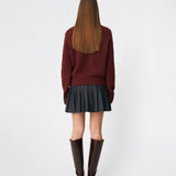 Plisseret mininederdel med et moderne og preppy udtryk. Cirkelinemd skirt har en lav talje med et wrap-inspireret design, dekorativ stropdetalje og fine læg, der skaber flot bevægelse og volumen. Den korte længde og den skræddersyede silhuet gør nederdelen velegnet til både hverdagslooks og mere elegante stylinger. Style den med en skjorte, strik eller en enkel top for et tidløst outfit.