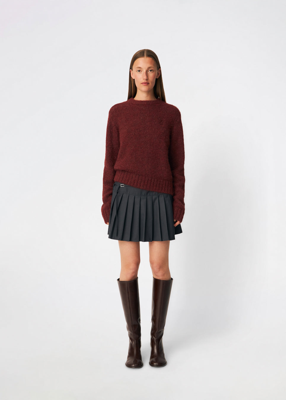 Plisseret mininederdel med et moderne og preppy udtryk. Cirkelinemd skirt har en lav talje med et wrap-inspireret design, dekorativ stropdetalje og fine læg, der skaber flot bevægelse og volumen. Den korte længde og den skræddersyede silhuet gør nederdelen velegnet til både hverdagslooks og mere elegante stylinger. Style den med en skjorte, strik eller en enkel top for et tidløst outfit.