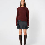 Plisseret mininederdel med et moderne og preppy udtryk. Cirkelinemd skirt har en lav talje med et wrap-inspireret design, dekorativ stropdetalje og fine læg, der skaber flot bevægelse og volumen. Den korte længde og den skræddersyede silhuet gør nederdelen velegnet til både hverdagslooks og mere elegante stylinger. Style den med en skjorte, strik eller en enkel top for et tidløst outfit.
