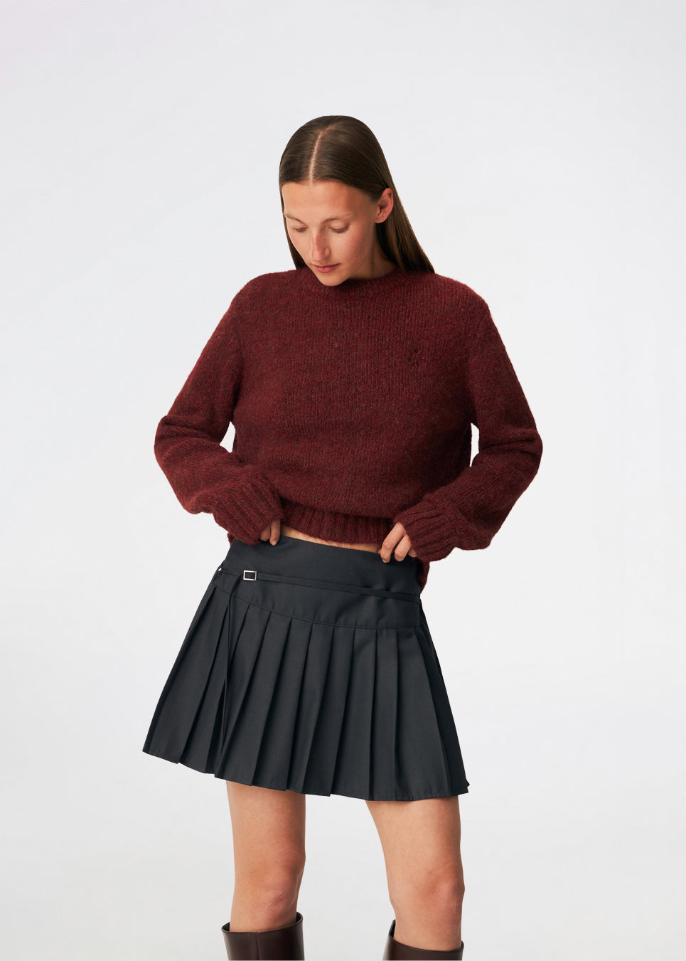 Plisseret mininederdel med et moderne og preppy udtryk. Cirkelinemd skirt har en lav talje med et wrap-inspireret design, dekorativ stropdetalje og fine læg, der skaber flot bevægelse og volumen. Den korte længde og den skræddersyede silhuet gør nederdelen velegnet til både hverdagslooks og mere elegante stylinger. Style den med en skjorte, strik eller en enkel top for et tidløst outfit.