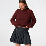 Plisseret mininederdel med et moderne og preppy udtryk. Cirkelinemd skirt har en lav talje med et wrap-inspireret design, dekorativ stropdetalje og fine læg, der skaber flot bevægelse og volumen. Den korte længde og den skræddersyede silhuet gør nederdelen velegnet til både hverdagslooks og mere elegante stylinger. Style den med en skjorte, strik eller en enkel top for et tidløst outfit.