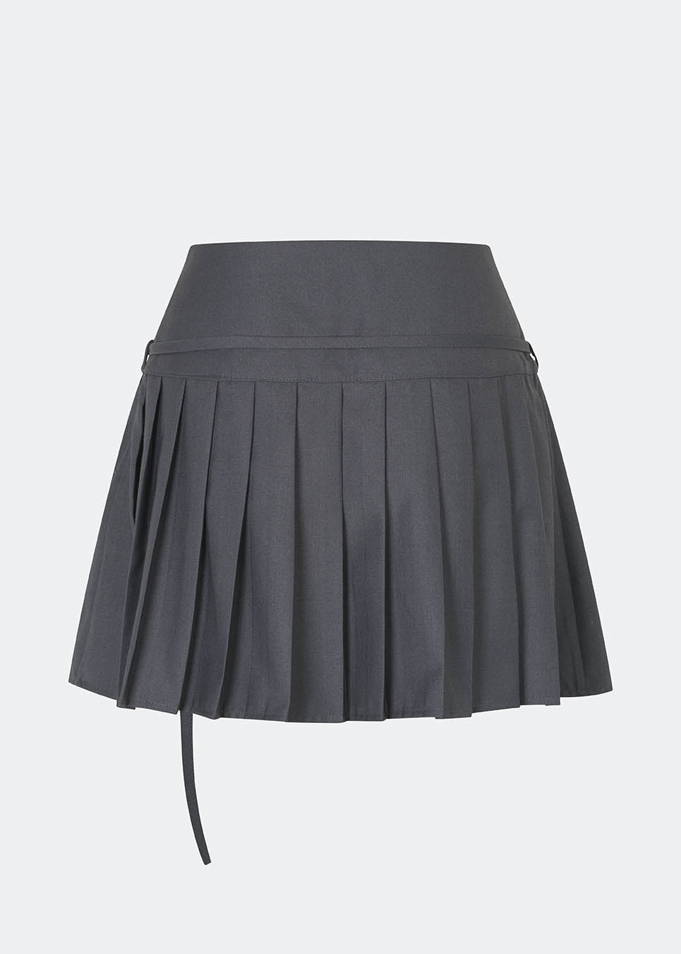 Plisseret mininederdel med et moderne og preppy udtryk. Cirkelinemd skirt har en lav talje med et wrap-inspireret design, dekorativ stropdetalje og fine læg, der skaber flot bevægelse og volumen. Den korte længde og den skræddersyede silhuet gør nederdelen velegnet til både hverdagslooks og mere elegante stylinger. Style den med en skjorte, strik eller en enkel top for et tidløst outfit.