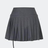 Plisseret mininederdel med et moderne og preppy udtryk. Cirkelinemd skirt har en lav talje med et wrap-inspireret design, dekorativ stropdetalje og fine læg, der skaber flot bevægelse og volumen. Den korte længde og den skræddersyede silhuet gør nederdelen velegnet til både hverdagslooks og mere elegante stylinger. Style den med en skjorte, strik eller en enkel top for et tidløst outfit.