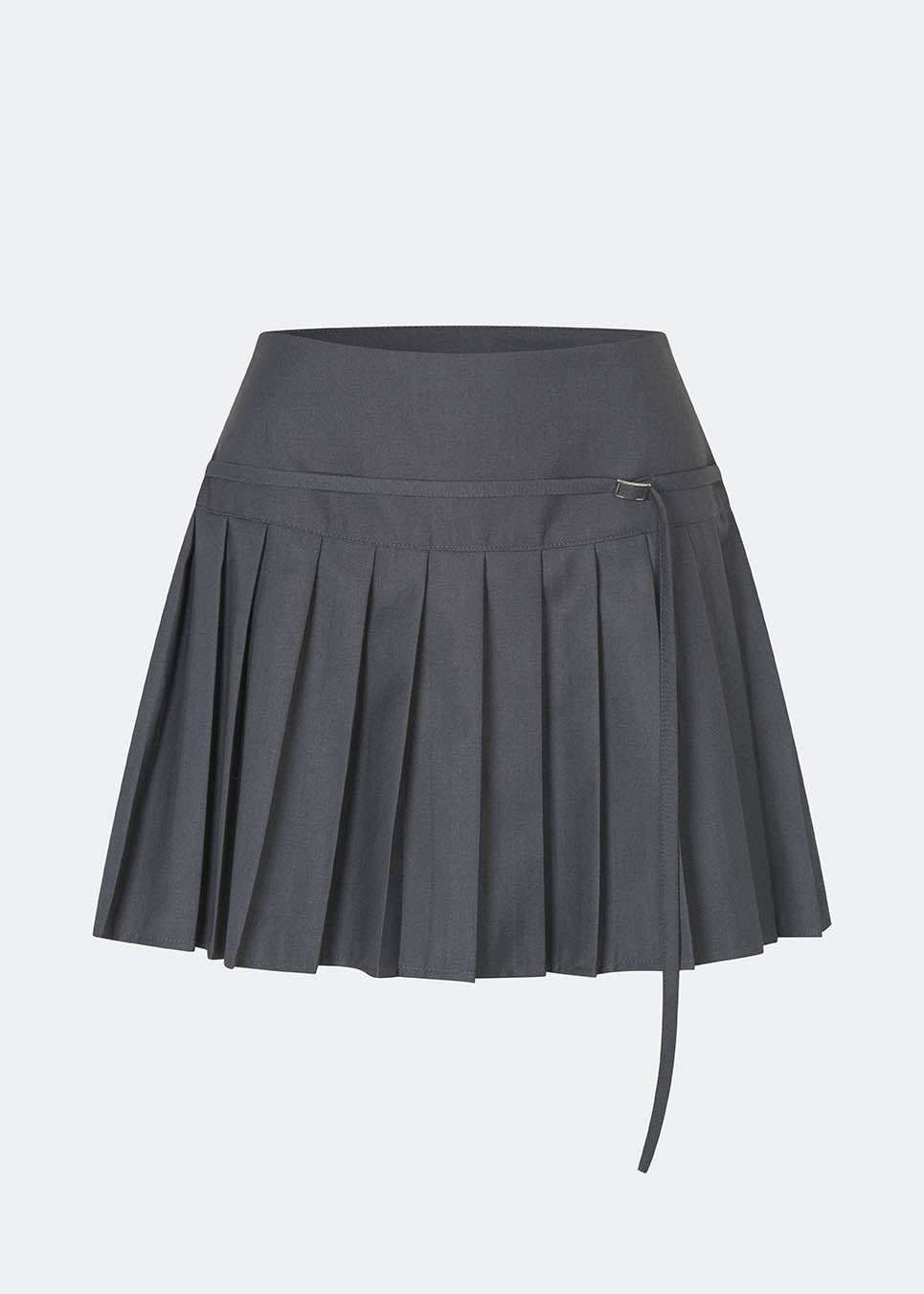 Plisseret mininederdel med et moderne og preppy udtryk. Cirkelinemd skirt har en lav talje med et wrap-inspireret design, dekorativ stropdetalje og fine læg, der skaber flot bevægelse og volumen. Den korte længde og den skræddersyede silhuet gør nederdelen velegnet til både hverdagslooks og mere elegante stylinger. Style den med en skjorte, strik eller en enkel top for et tidløst outfit.