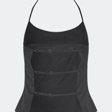 Elegant grå halterneck-top med et moderne udtryk. Cirkelinemd top er designet med en flatterende pasform, halterneck og en markant åben ryg med justerbare stropper. Den feminine silhuet gør toppen perfekt til både festlige anledninger og stilfulde hverdagslooks.