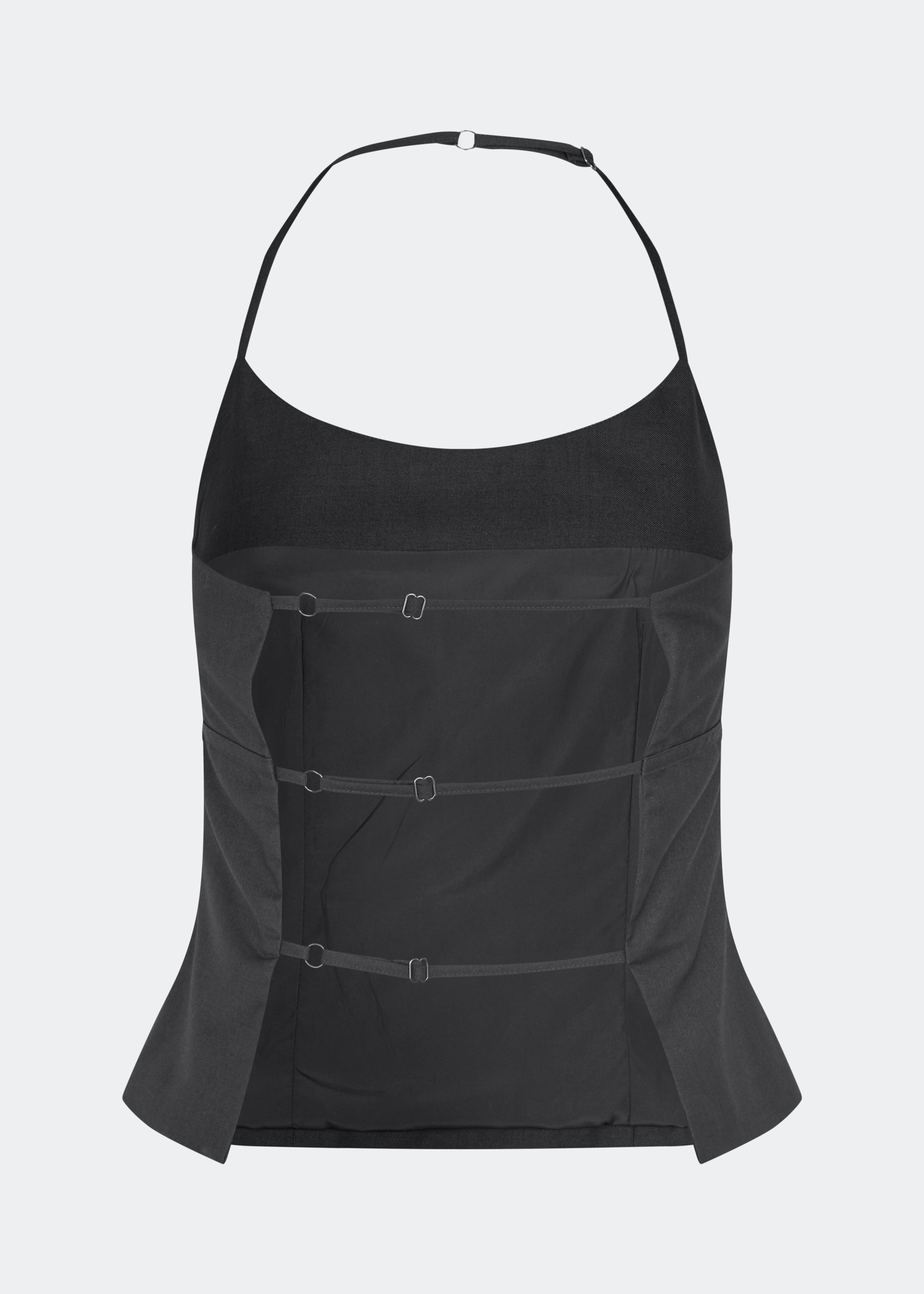 Elegant grå halterneck-top med et moderne udtryk. Cirkelinemd top er designet med en flatterende pasform, halterneck og en markant åben ryg med justerbare stropper. Den feminine silhuet gør toppen perfekt til både festlige anledninger og stilfulde hverdagslooks.