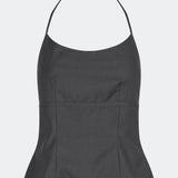 Elegant grå halterneck-top med et moderne udtryk. Cirkelinemd top er designet med en flatterende pasform, halterneck og en markant åben ryg med justerbare stropper. Den feminine silhuet gør toppen perfekt til både festlige anledninger og stilfulde hverdagslooks.