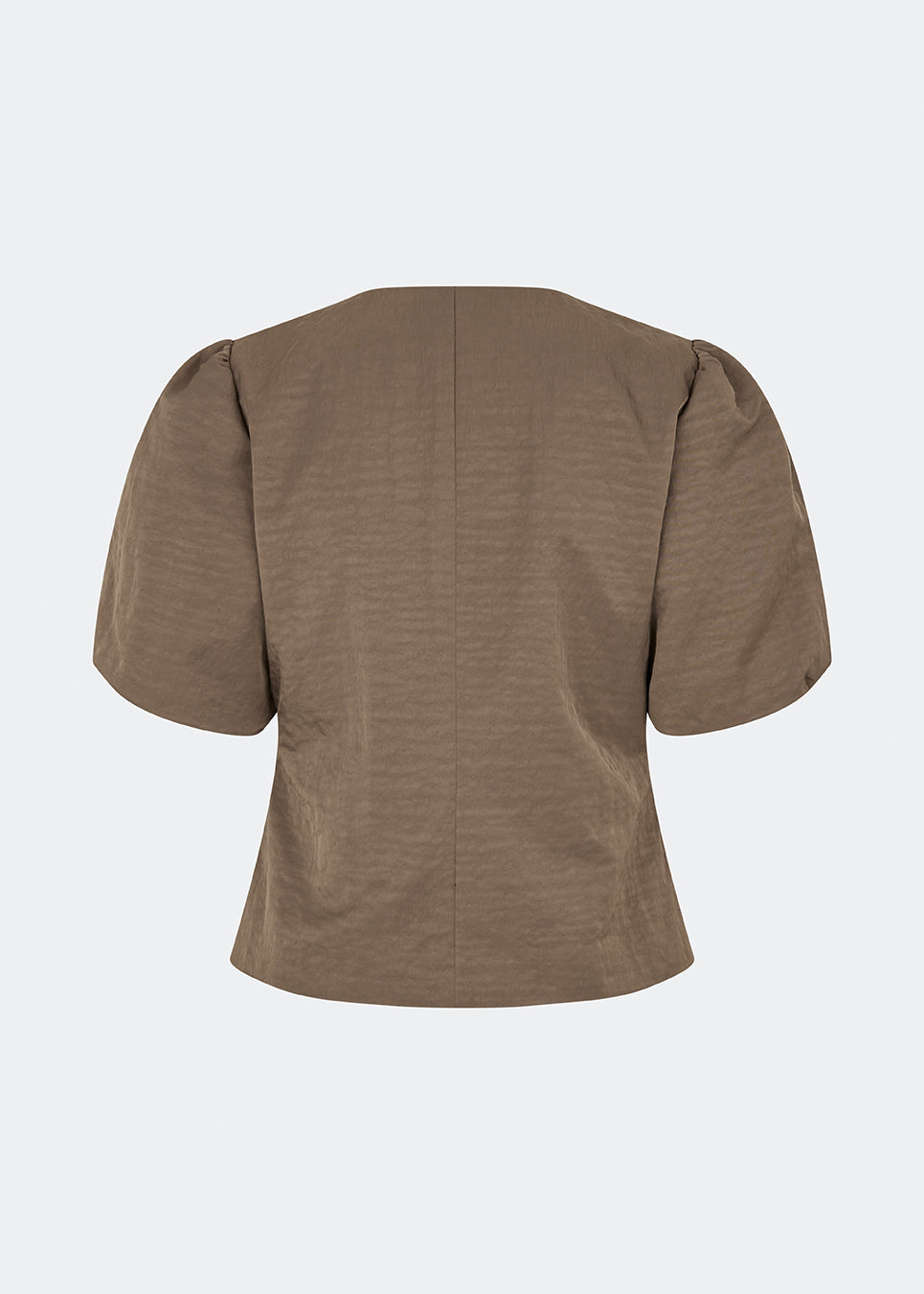Moderne og feminin blazer. Cirkelmd SS blazer er fremstillet i 100% genanvendt nylon og designet med korte puffærmer, rund hals og markante knapdetaljer, der giver et sofistikeret udtryk. Perfekt som et stilfuldt statement-piece til både hverdag og særlige anledninger.